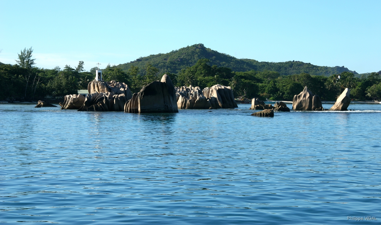 IMG_2130_rf_LA DIGUE_Arrivee au port.jpg